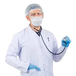 doctor hombre sosteniendo estetoscopio mirando camara ropa protectora